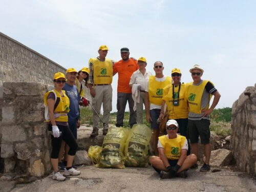 “Abbiamo trovato 29 rifiuti ogni 100 metri quadrati sulla spiaggia di Terracina”. Ecco l’indagine di Legambiente Pisco Montano